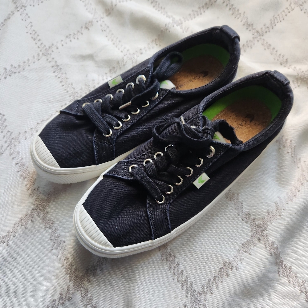 Cariuma OCA Low Canvas Black Unisex Sneakers Men’s 8.5 Women’s 10 GUC